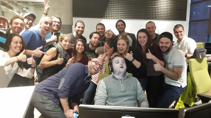 Quem nunca deu aquela piscada mais longa no trabalho? Mas dar uma dormida pesada no seu segundo dia é um pouco demais. De acordo com um post no Reddit, o usuário TheOrangeDuke dormiu na mesa de sua empresa, uma startup de tecnologia.  