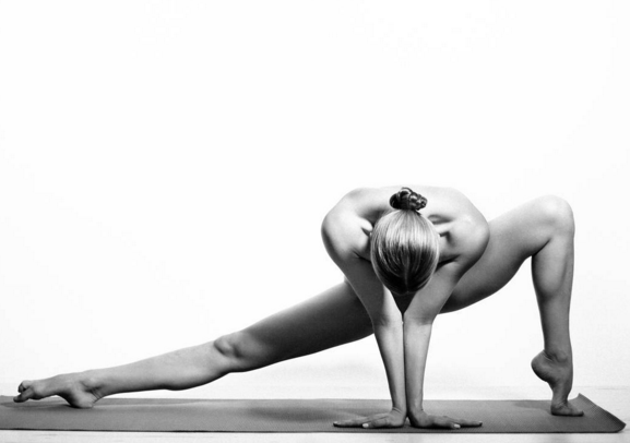 Modelo pratica yoga sem roupas