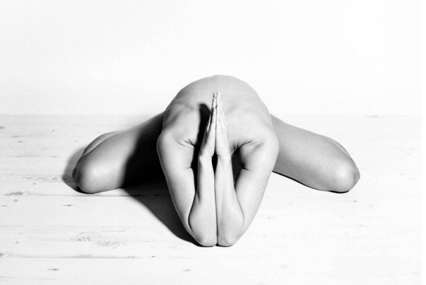 Modelo pratica yoga sem roupas