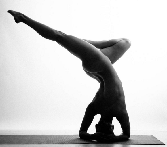 Modelo pratica yoga sem roupas