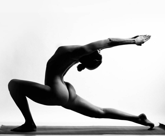 Modelo pratica yoga sem roupas