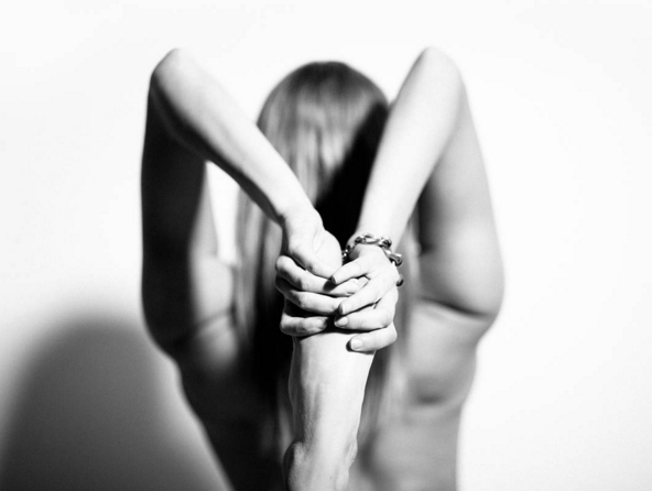 Modelo pratica yoga sem roupas