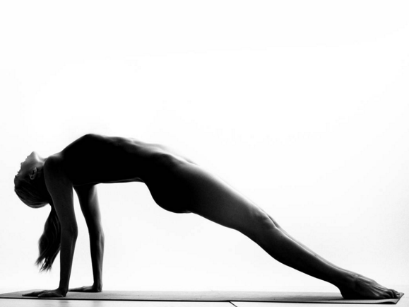 Modelo pratica yoga sem roupas