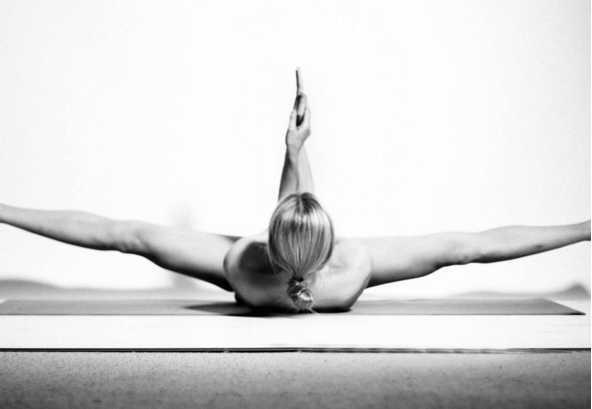 Modelo pratica yoga sem roupas