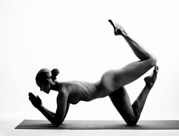 Modelo pratica yoga sem roupas