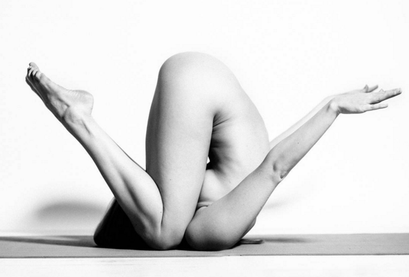Modelo pratica yoga sem roupas