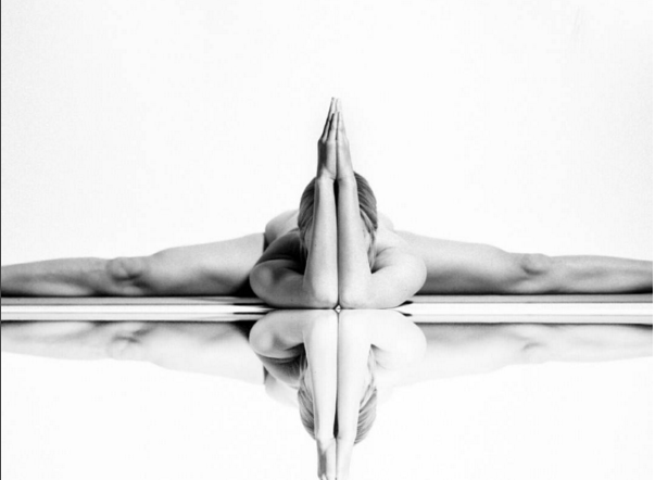 Modelo pratica yoga sem roupas