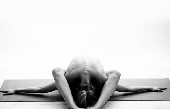 Modelo pratica yoga sem roupas