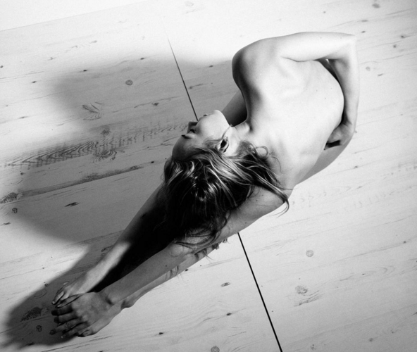 Modelo pratica yoga sem roupas
