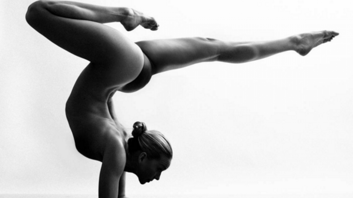 Mulher fazendo ioga nua