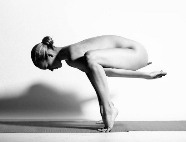 Modelo pratica yoga sem roupas