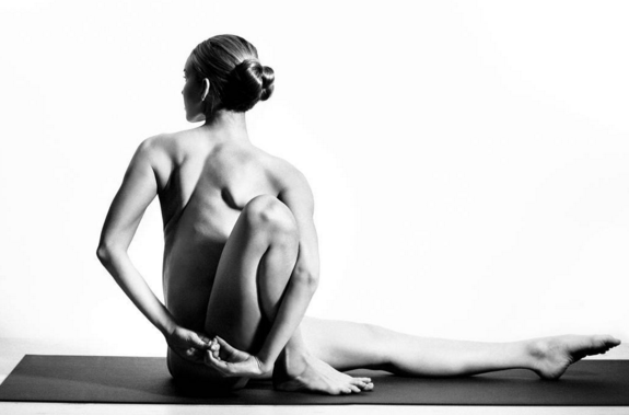 Modelo pratica yoga sem roupas