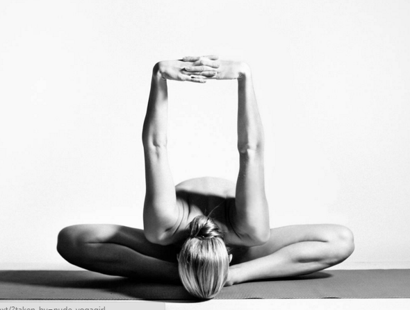 Modelo pratica yoga sem roupas