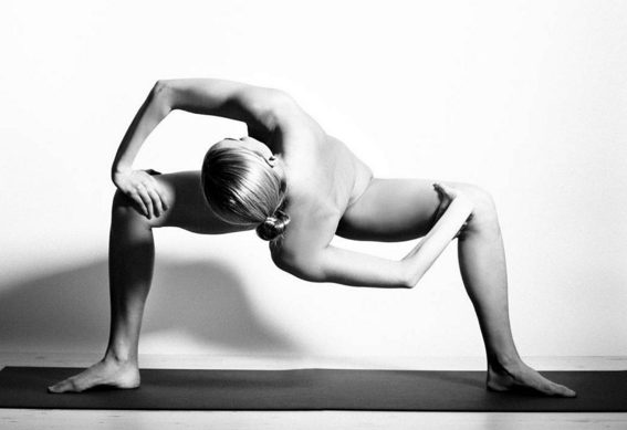 Modelo pratica yoga sem roupas