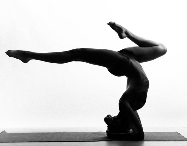 Modelo pratica yoga sem roupas