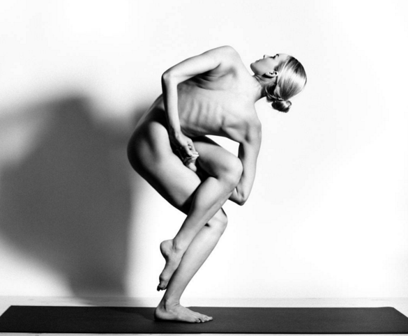 Modelo pratica yoga sem roupas