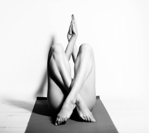 Modelo pratica yoga sem roupas