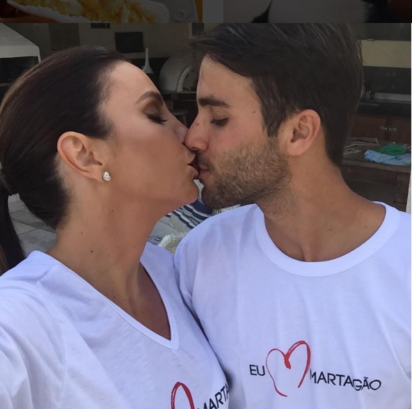 Nutricionista é 13 anos mais novo do que a cantora e musa do axé. Casal tem 1 filho chamado Marcelo.