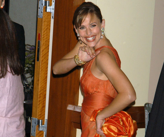 Jennifer Garner com um vestido nada discreto em clique descontraído nos bastidores do Oscar