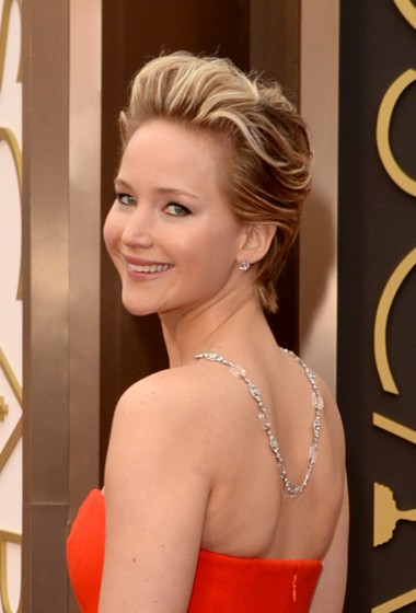 Jennifer Lawrence usou um mix de joias de Neil Lane no Oscar de 2014 que custavam mais de R$14 milhões. O colar de diamantes que caia nas costas valia US$2 milhões  (aproximadamente R$8 milhões). Os brincos também de diamantes US$500 mil (aproximadamente R$2 milhões) e o anel de diamante colorido e platina foi avaliado em US$1 milhão (aproximadamente R$4 milhões)