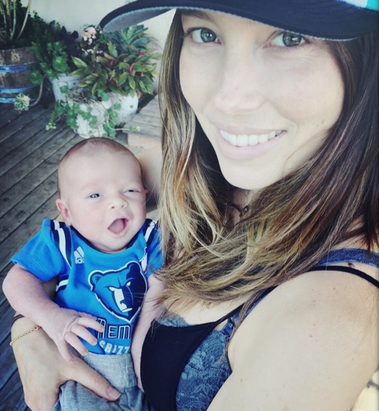 Justin Timberlake surpreendeu os fãs ao mostrar a esposa Jessica Biel com Silas nos braços pela primeira vez no Instagram.