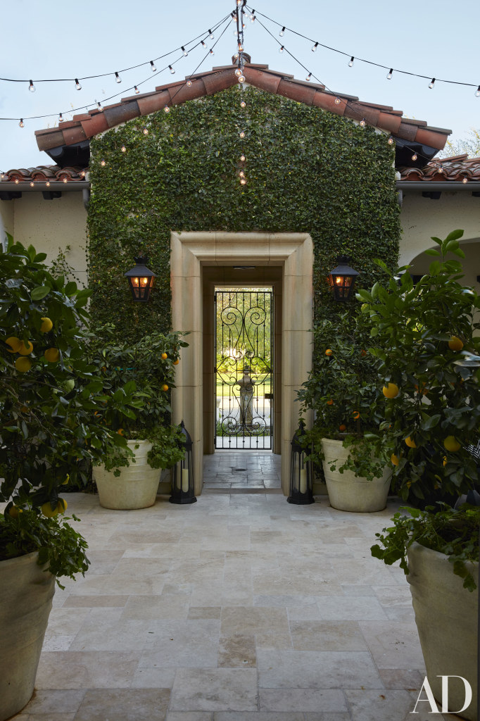 A entrada da casa de Khloé, que foi comprada do cantor Justin Bieber