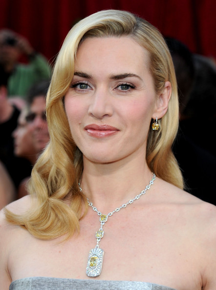 Em 2010, Kate Winslet combinou um longo cinza com conjunto de colar e brincos de diamantes claros e amarelos da Tiffany & Co. O colar custa US$2,5 milhões e os brincos US$975 mil. Aproximadamente, o conjunto vale R$13,9 milhões