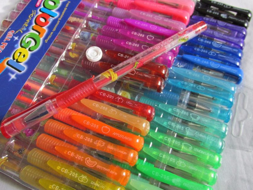 Coloridas, fluorescentes, com glitter, com perfume... A regra era ter o maior número possível dessas canetinhas!