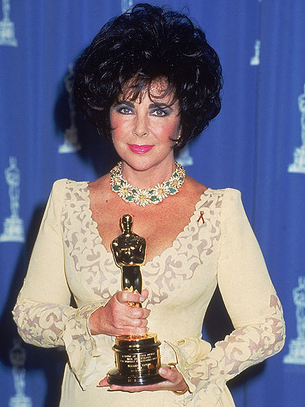 Elizabeth Taylor recebe prêmio Jean Hersholt Humanitarian durante premiação