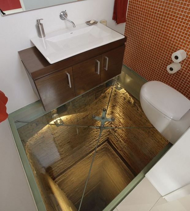 Quem nunca teve ideias brilhantes ou refletiu profundamente sobre a vida enquanto estava sozinho no banheiro? Imagina então se você puder fazer suas necessidades e contemplar uma vista de tirar o fôlego? Há diversos hotéis e resorts ao redor do mundo que se dão ao luxo de terem uma vista incrível de seus banheiros. Há inclusive uma hashtag para o assunto no Instagram: #bathroomwithaview.