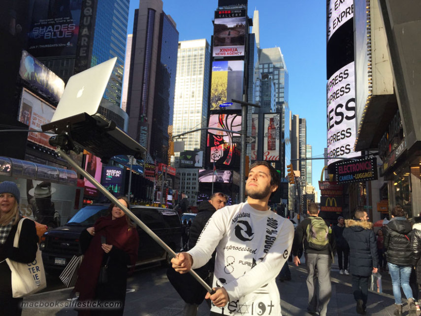 Pau de selfie com smartphone ou tablet? Passado. Moises, John Yuri e Tom Galle resolveram ir além ao montar um pau de selfie para um MacBook e montaram um site com as melhores imagens que registraram em http://macbookselfiestick.com/.  É claro que tudo não passa de uma brincadeira e o objeto não está à venda. Os três fizeram um projeto de arte para mostrar como a sociedade moderna é vaidosa e obcecada por selfies.