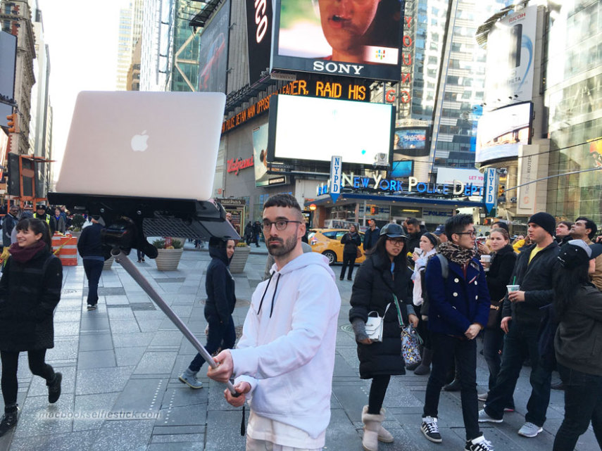 Pau de selfie com smartphone ou tablet? Passado. Moises, John Yuri e Tom Galle resolveram ir além ao montar um pau de selfie para um MacBook e montaram um site com as melhores imagens que registraram em http://macbookselfiestick.com/.  É claro que tudo não passa de uma brincadeira e o objeto não está à venda. Os três fizeram um projeto de arte para mostrar como a sociedade moderna é vaidosa e obcecada por selfies.