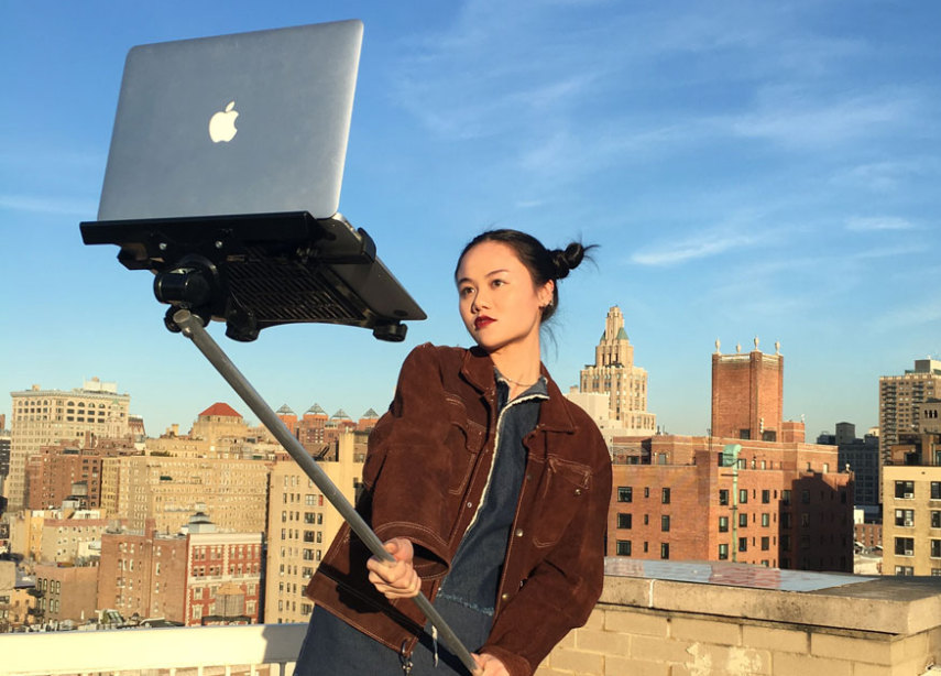 Pau de selfie com smartphone ou tablet? Passado. Moises, John Yuri e Tom Galle resolveram ir além ao montar um pau de selfie para um MacBook e montaram um site com as melhores imagens que registraram em http://macbookselfiestick.com/.  É claro que tudo não passa de uma brincadeira e o objeto não está à venda. Os três fizeram um projeto de arte para mostrar como a sociedade moderna é vaidosa e obcecada por selfies.