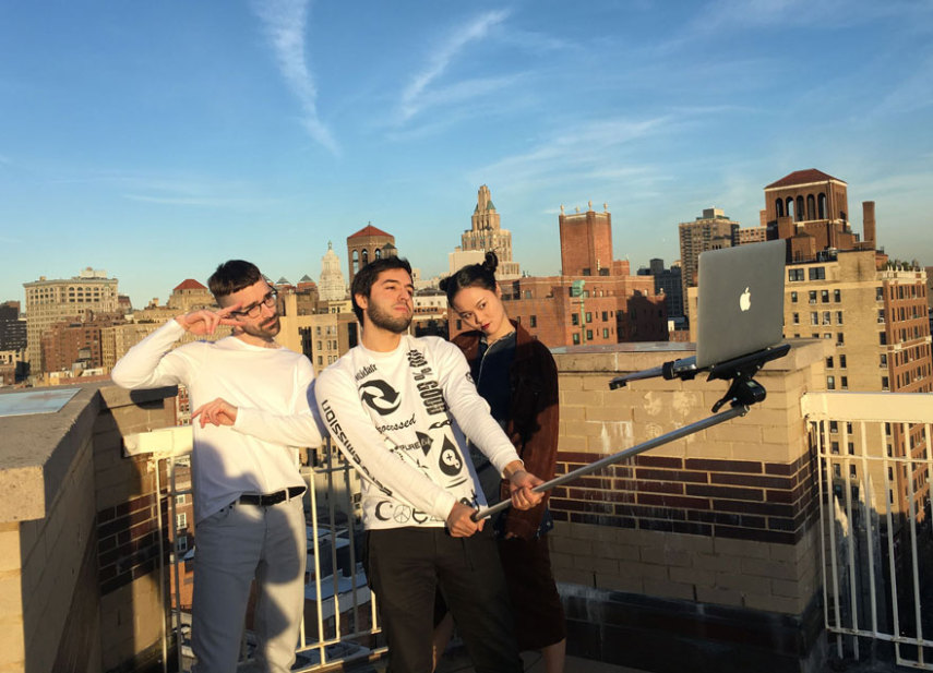 Pau de selfie com smartphone ou tablet? Passado. Moises, John Yuri e Tom Galle resolveram ir além ao montar um pau de selfie para um MacBook e montaram um site com as melhores imagens que registraram em http://macbookselfiestick.com/.  É claro que tudo não passa de uma brincadeira e o objeto não está à venda. Os três fizeram um projeto de arte para mostrar como a sociedade moderna é vaidosa e obcecada por selfies.