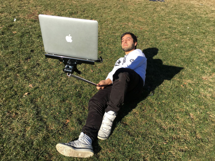Pau de selfie com smartphone ou tablet? Passado. Moises, John Yuri e Tom Galle resolveram ir além ao montar um pau de selfie para um MacBook e montaram um site com as melhores imagens que registraram em http://macbookselfiestick.com/.  É claro que tudo não passa de uma brincadeira e o objeto não está à venda. Os três fizeram um projeto de arte para mostrar como a sociedade moderna é vaidosa e obcecada por selfies.