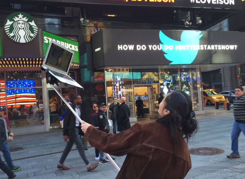 Pau de selfie com smartphone ou tablet? Passado. Moises, John Yuri e Tom Galle resolveram ir além ao montar um pau de selfie para um MacBook e montaram um site com as melhores imagens que registraram em http://macbookselfiestick.com/.  É claro que tudo não passa de uma brincadeira e o objeto não está à venda. Os três fizeram um projeto de arte para mostrar como a sociedade moderna é vaidosa e obcecada por selfies.