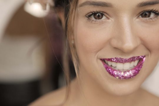 Glitter misturado com o batom também fica incrível! 