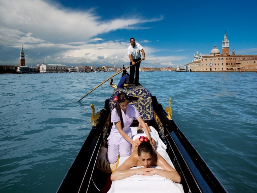 Lugares inusitados também merecem massagens. É o caso do Casanova Spa do Hotel Cipriani em Veneza, na Itália, onde dá para curtir uma massagem na gôndola. Para proteger a sua pele, esta massagem ao ar livre é dada com um óleo especial com proteção de filtro solar. A terapia é realizada enquanto o passeio é realizado em embarcações durante passeios pelas lagunas pelos principais pontos turísticos da cidade.   