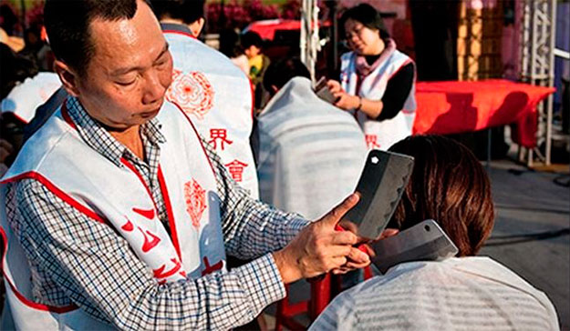 A massagem com facas é uma técnica chinesa de relaxamento que já existe há mais de 2000 anos. A técnica usa os pontos meridianos e é muito procurada para aliviar o estresse e dores musculares. Estas massagens são realizadas nas ruas e calçadas da China, Taipei e Taiwan. O custo de uma sessão é de aproximadamente US$3,00 (cerca de R$9,60) e tem duração de 10 minutos a 30 minutos