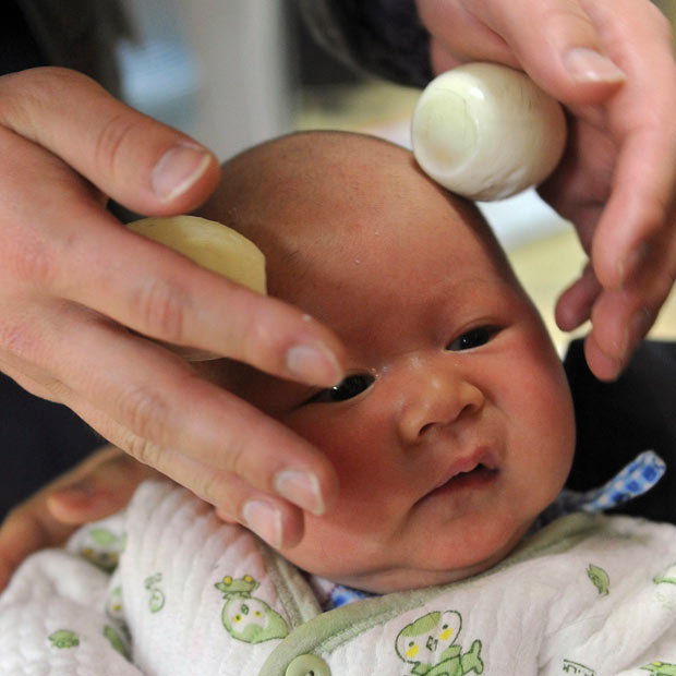 Segundo uma crença tradicional da China, cortar o cabelo da criança no segundo dia do segundo mês lunar chinês traz boa sorte para o desenvolvimento do bebê. Depois disso, o pai deve massagear a cabeça da criança com ovos cozidos