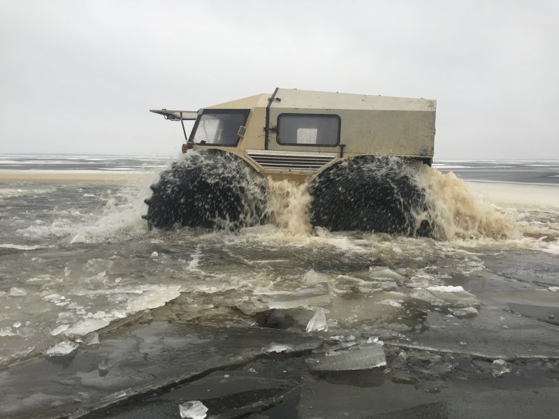 Parece saído de um videogame, mas eles existe. Invenção do russo Alexei Garagashyan, o Sherp ATV é um caminhão com um visual que lembra um carrinho de brinquedo, mas com uma brutalidade incrível.  Pesando apenas 1,2 tonelada, ele possui um motor relativamente fraco para a categoria: Kubota 1.5 com 44 cavalos. Os números não impressionam. O que chama a atenção é sua capacidade de andar sob terreno acidentado, gelo e até na água, além de ultrapassar obstáculos, tudo isso ao seu design baseado nestes pneus gigantes. Um tanque! Tudo isso por US$ 50 mil (cerca de R$ 197 mil).