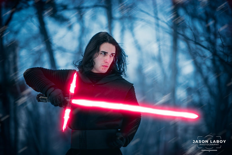 Quem faz cosplay gosta de recriar com detalhes o figurino do seu personagem favorito. Pois Nixie Sweet e Fenix Ember levaram a sério o desafio de recriar a batalha de Rey e Kylo Ren em Star Wars - O Despertar da Força. É claro que os lightsabers foram colocados com a ajuda do Photoshop pelo fotógrafo Jason LaBoy, a customização das roupas, expressões e a coragem de enfrentar a neve são méritos dos cosplayers.