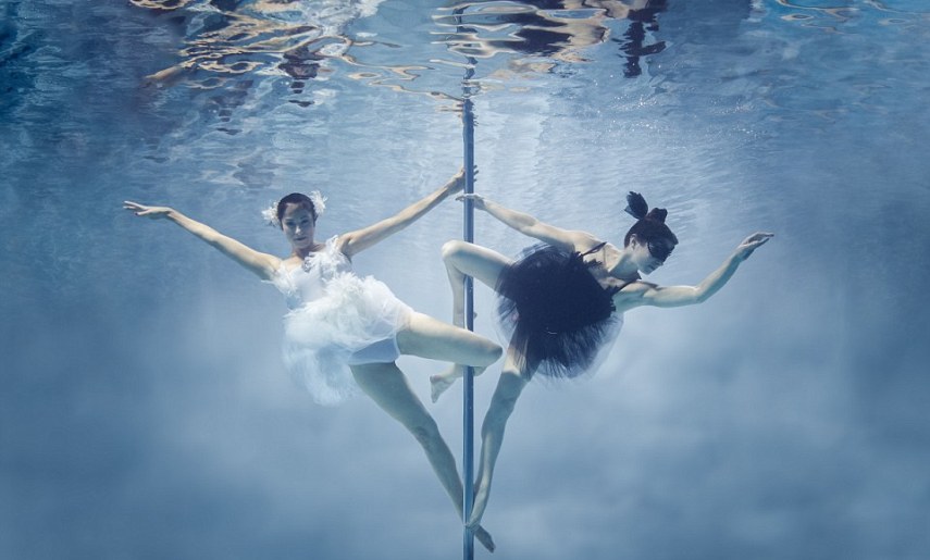 O fotógrafo australiano Brett Stanley passou 10 horas na piscina para ensaio fotográfico de pole dance