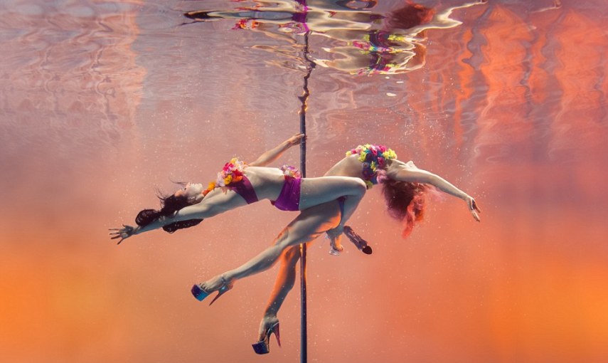 O fotógrafo australiano Brett Stanley passou 10 horas na piscina para ensaio fotográfico de pole dance