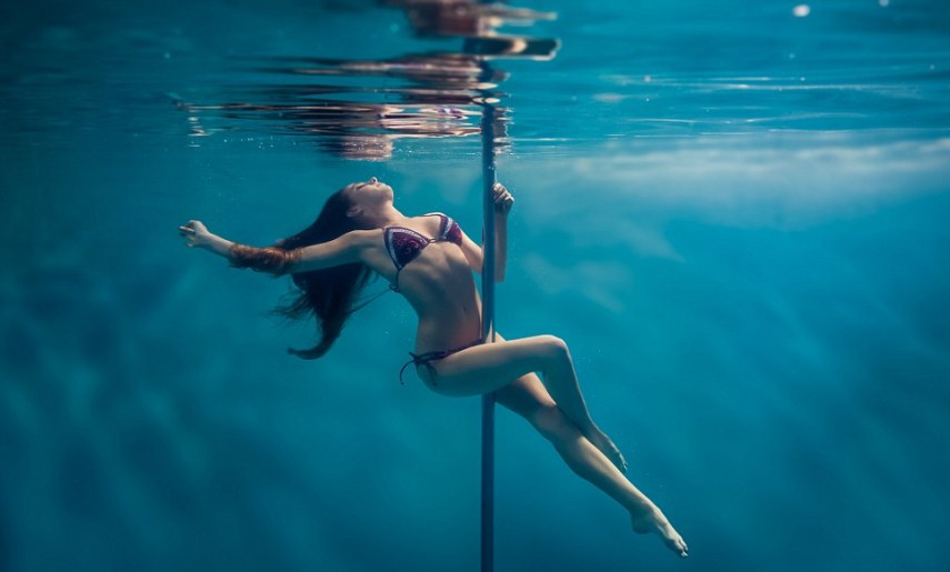 O fotógrafo australiano Brett Stanley passou 10 horas na piscina para ensaio fotográfico de pole dance