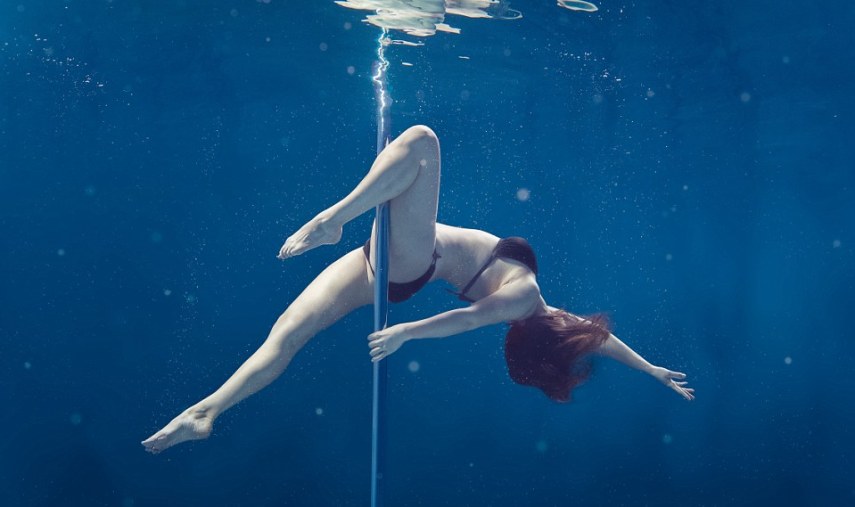 O fotógrafo australiano Brett Stanley passou 10 horas na piscina para ensaio fotográfico de pole dance