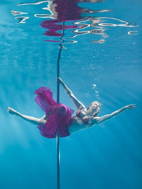 O fotógrafo australiano Brett Stanley passou 10 horas na piscina para ensaio fotográfico de pole dance