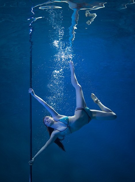 O fotógrafo australiano Brett Stanley passou 10 horas na piscina para ensaio fotográfico de pole dance
