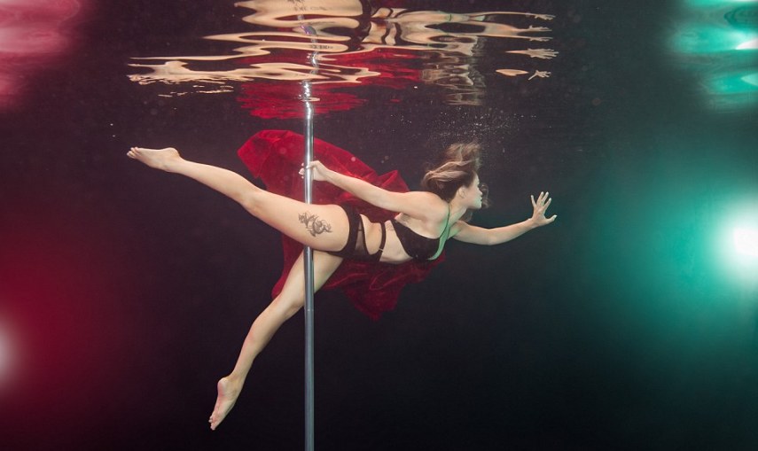 O fotógrafo australiano Brett Stanley passou 10 horas na piscina para ensaio fotográfico de pole dance
