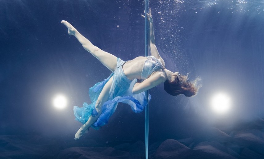 O fotógrafo australiano Brett Stanley passou 10 horas na piscina para ensaio fotográfico de pole dance